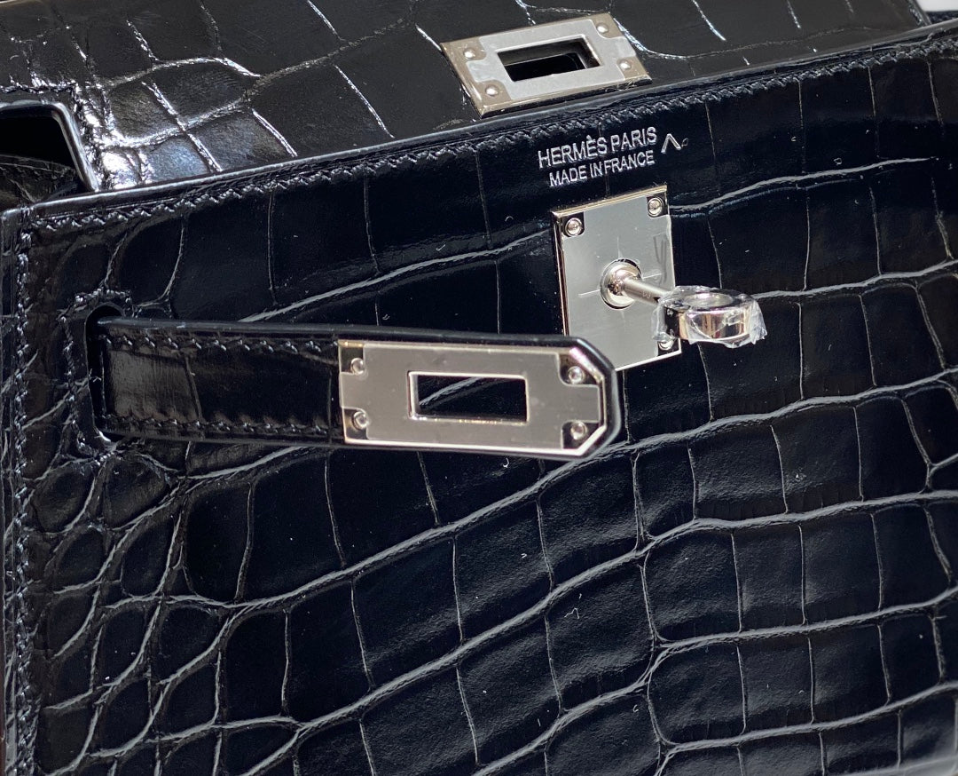 Mini 19 Black Croco Lookalike in Cowhide Leather